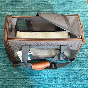 Soft pet carrier for small dogs/cats